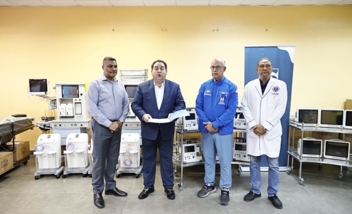 Director Sns Entrega Equipos Al Traumatológico Darío Contreras