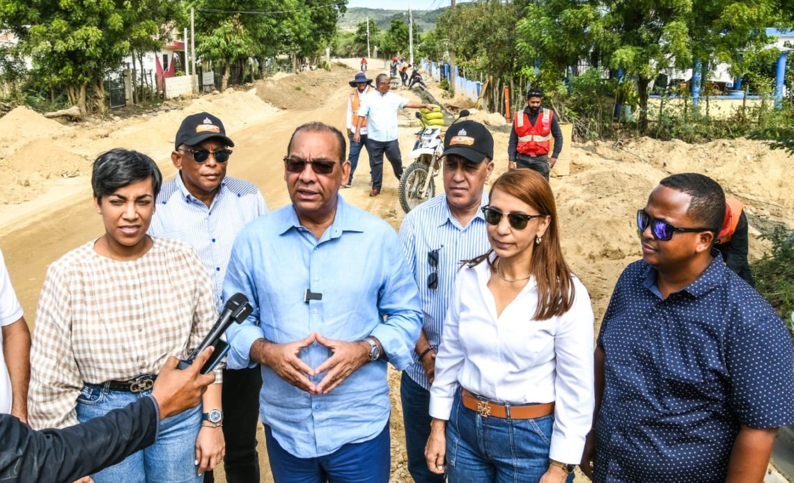 Ministro De Obras Públicas Visita Construcción De Carretera La Ensenada- Villa Elisa