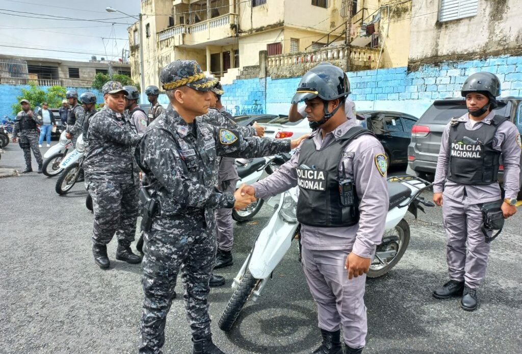 Pensionados, Militares Y Policías Cobraron El Sueldo 13 Hoy