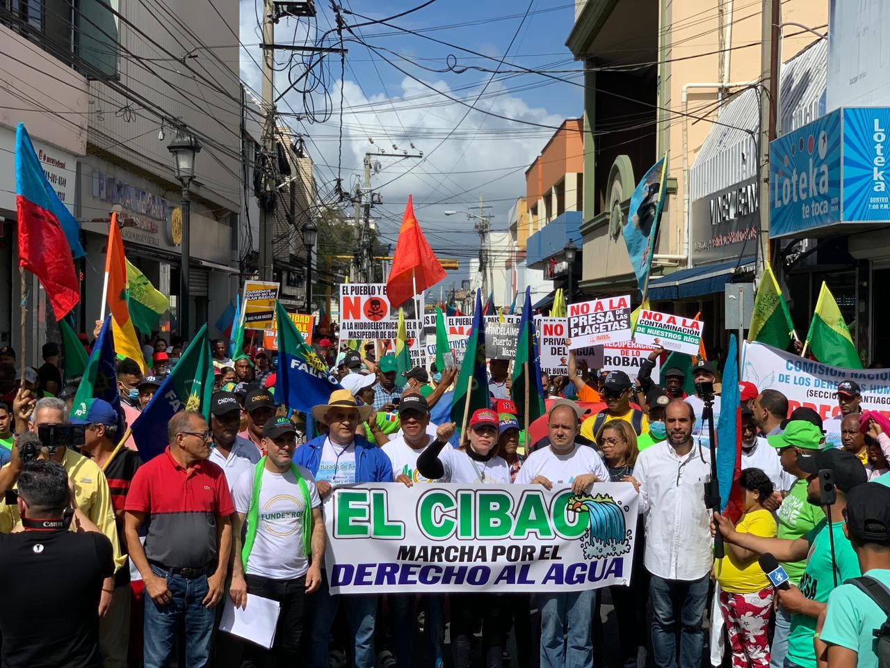 Cientos De Personas Marchan En Santiago Contra Construcción De Presas Y Privatización De Agua
