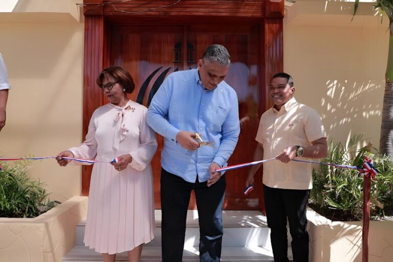 Ministro Chu Vásquez Entrega Remozada Gobernación De Pedernales