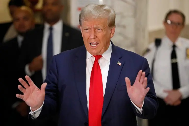 Trump arremete contra decisión del supremo de colorado que lo descalifica para primarias
