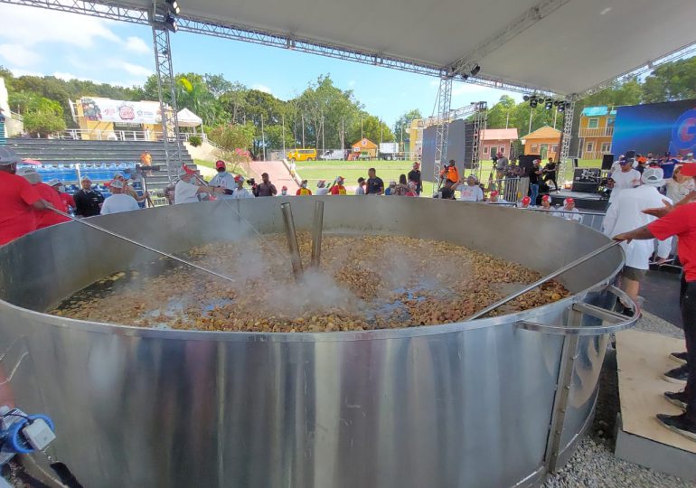 Por 2,384 Libras Rd No Rompe Récord De Sancocho Más Grande Del Mundo