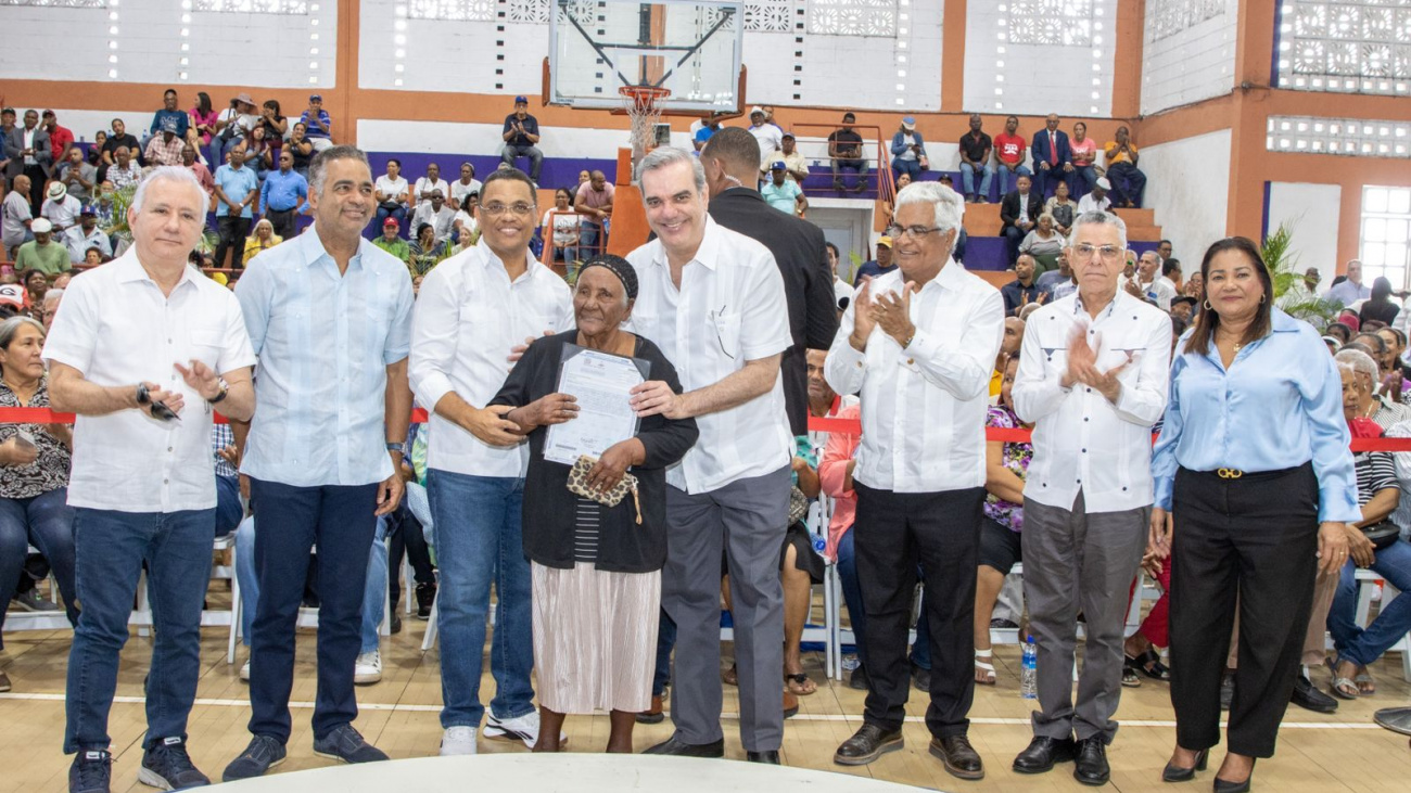 Presidente Luis Abinader Entrega 560 Títulos De Propiedad En Santo Domingo Este