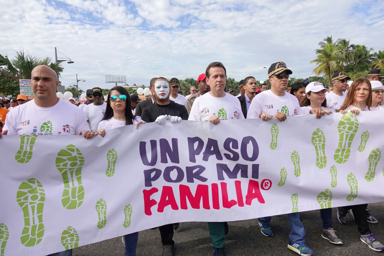 Miles De Personas Asisten En Santiago A Caminata “un Paso Por Mi Familia”