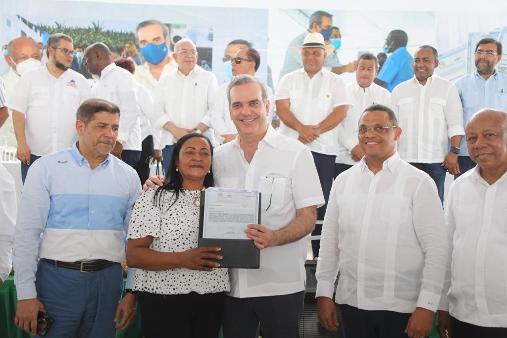 Abinader Entrega Más De 600 Títulos De Propiedad Y 300 Tarjetas Supérate En Monte Plata