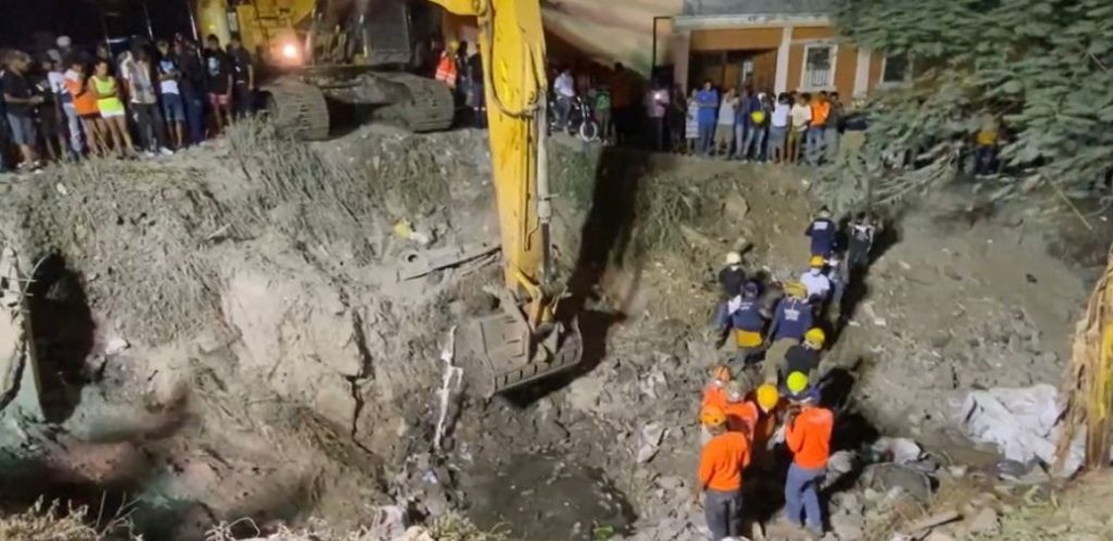 Retroexcavadora Rescata Cuerpo Número 11 En Lugar De Accidente En Haina